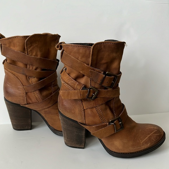 Steve Madden Shoes - Steve Madden Brown Leather Heeled Yale Moto Buckle Distressed Ankle Boots Size 7
